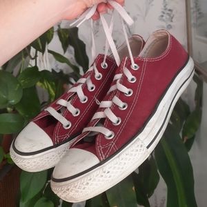 Unisex Converse, 6 MENS/8 WOMENS, maroon